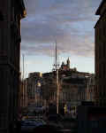  Une rue qui donne sur le vieux port.